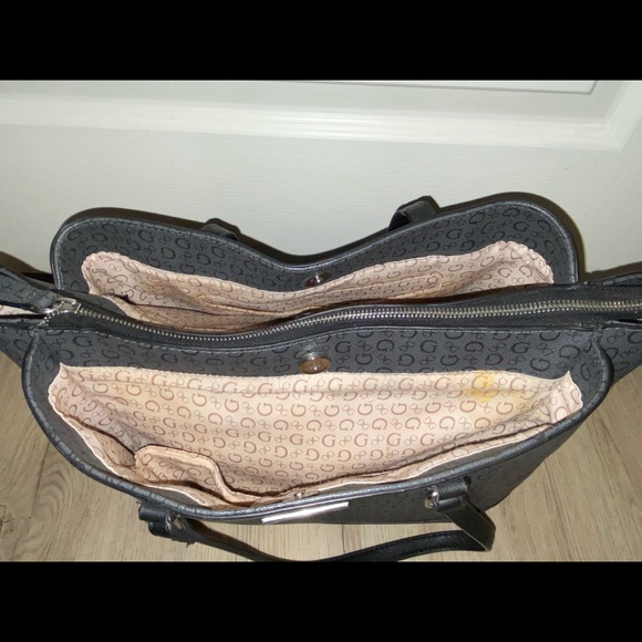 Guess purse for sale - Picture 2 of 3